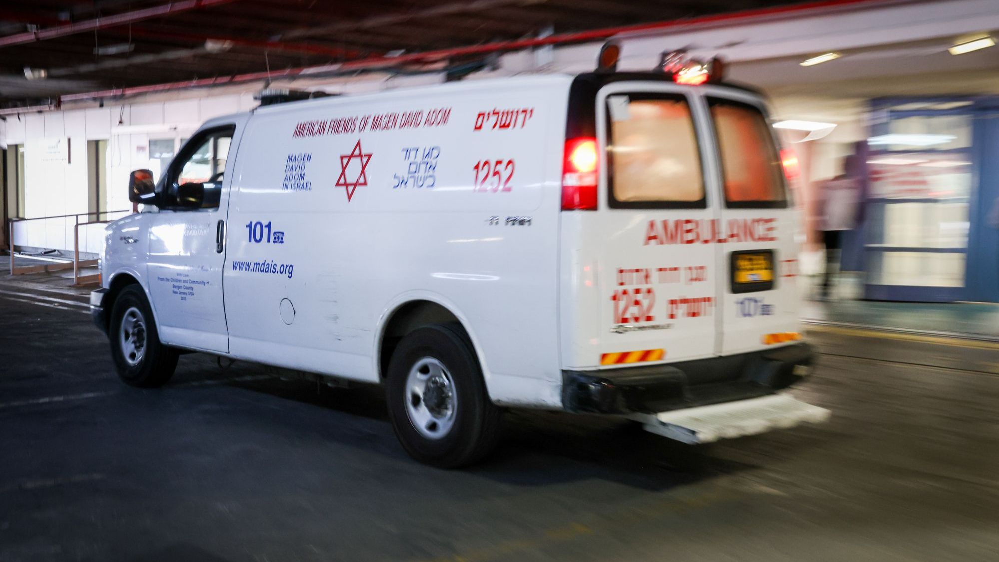 "لعدم رضاه" مريض يفاجئ المسعفين ويسرق سيارة الإسعاف هاربا بها