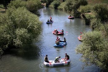 ישראלים מבלים בקיץ, מזג אוויר בהיר בקייקי כפר בלום