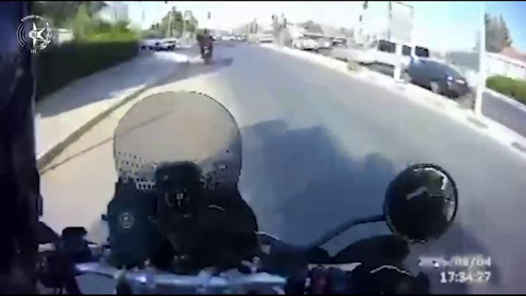 רוכב אופנוע נמלט מהמשטרה נגד כיוון התנועה - ונעצר אחרי שפגע ברכב