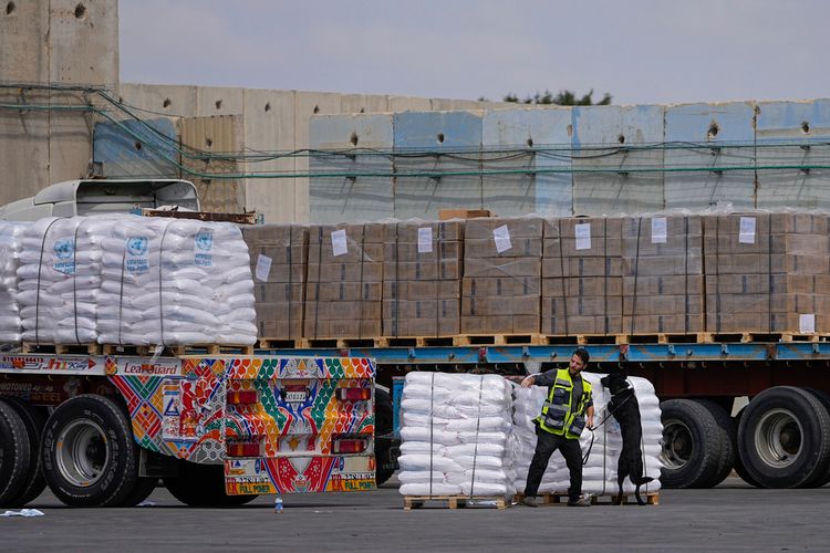 Camion d'aide humanitaire entrant à Gaza