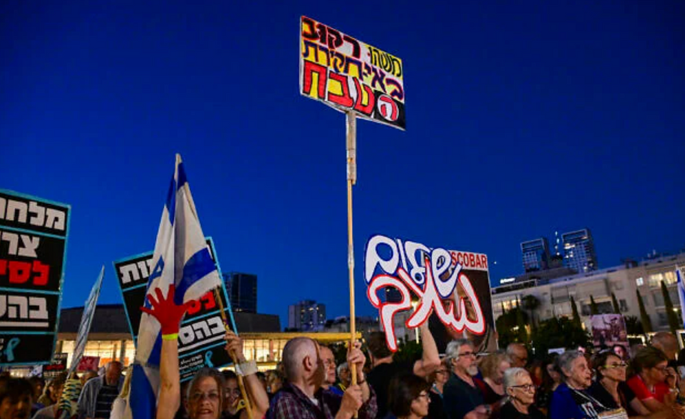Avshalom Sassoni / Flash90 Des manifestants protestent contre le gouvernement sur la place Habima à Tel-Aviv, le 13 juin 2026.