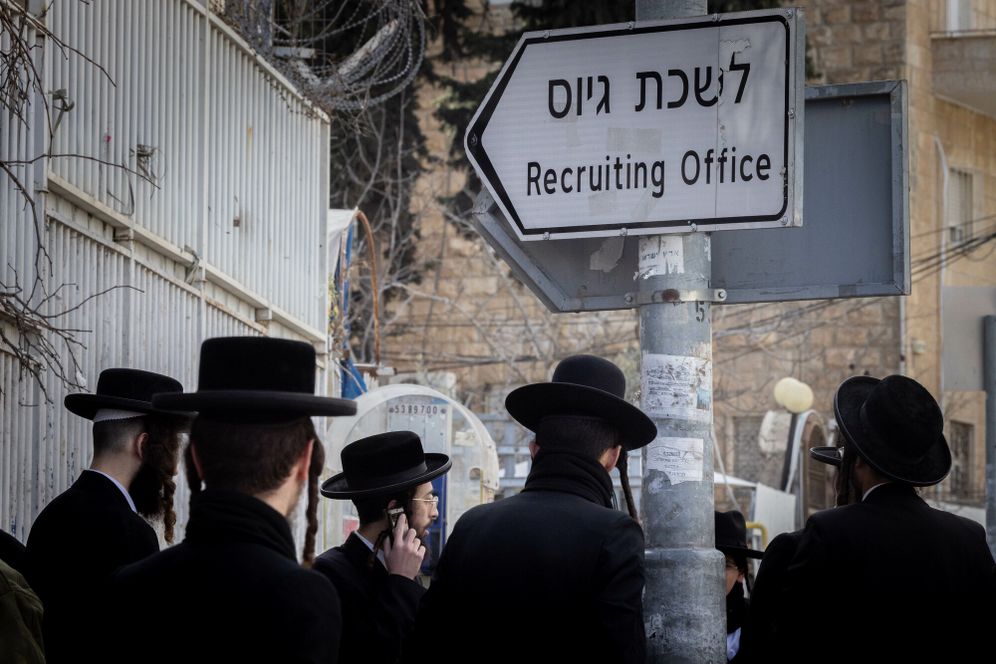 Des juifs orthodoxes devant un bureau de recrutement de l'armée à Jérusalem, Israël