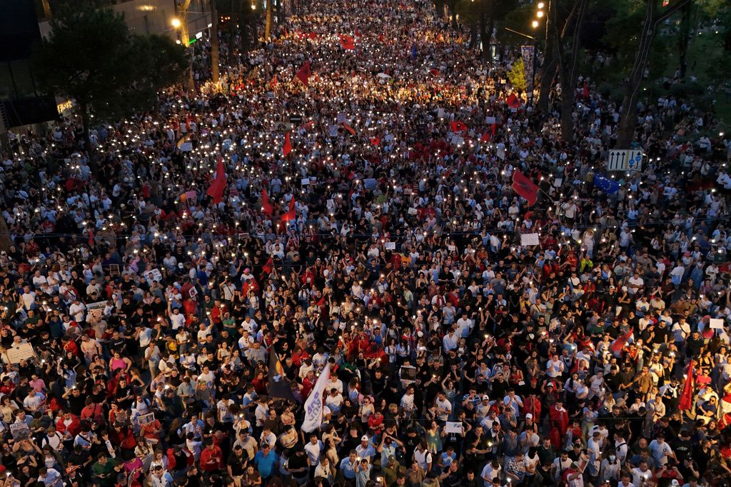 تيرانا تنتفض لليلة الـ12.. مشروع كوشنر وعودة بريشا يفجران الغضب الشعبي