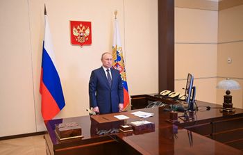 يحضر الرئيس الروسي فلاديمير بوتين مراسم رفع العلم على متن العبارة مارشال روكوسوفسكي عبر رابط فيديو في مقر إقامة نوفو-أوغاريوفو الحكومي خارج موسكو في 4 مارس 2022.