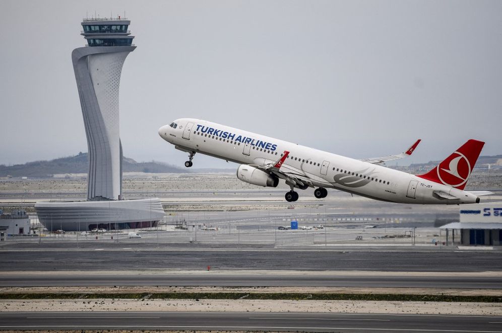 Ozan Kose/AFP Illustration - Un avion de la compagnie Turkish Airlines décolle de l'aéroport d'Istanbul, le 6 avril 2019