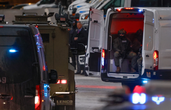 Des agents fédéraux escortent un véhicule blindé transportant le président vénézuélien Nicolas Maduro et son épouse Cilia Flores à leur arrivée au tribunal fédéral de Manhattan, le lundi 5 janvier 2026, à New York. 
