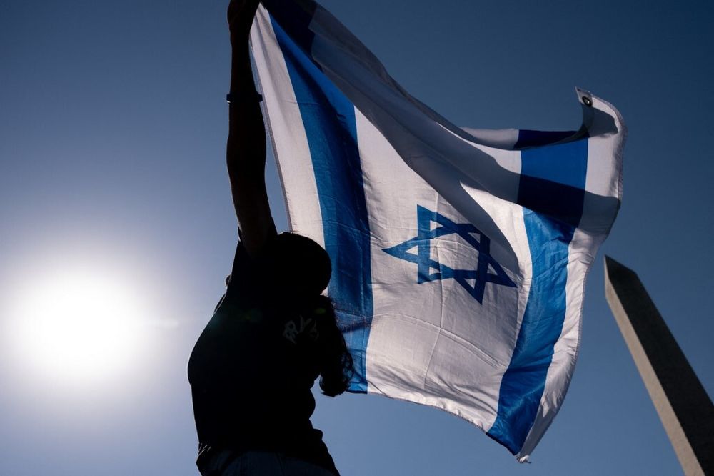 Une femme tient un drapeau israélien à Washington