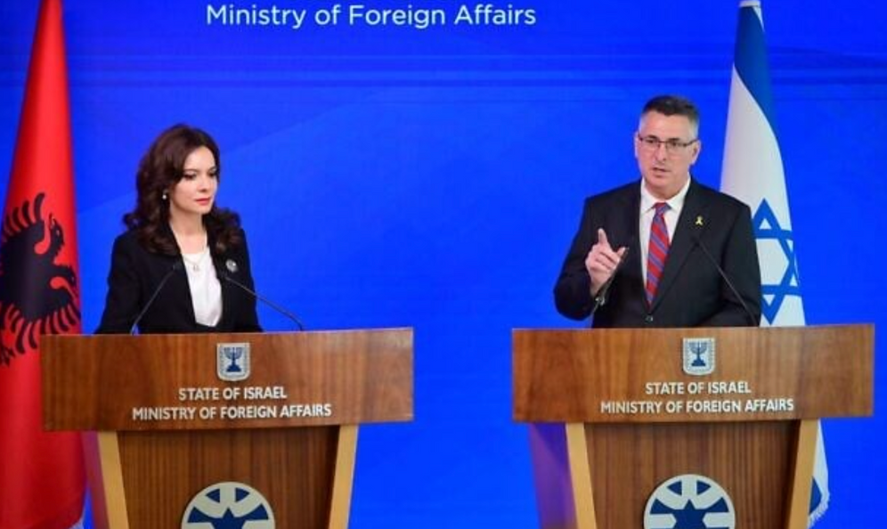 Le ministre des Affaires étrangères Gideon Sa'ar (à droite) s'exprime aux côtés de son homologue albanaise Elisa Spiropali au ministère des Affaires étrangères à Jérusalem le 23 octobre 2025.