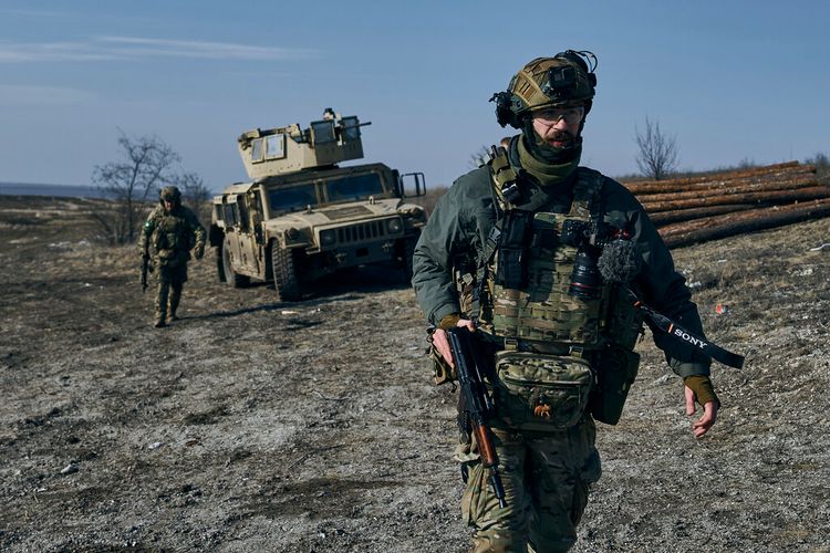 Russian Forces Bombard Ukraine's Bakhmut As Defenders Brace For Assault -  i24NEWS