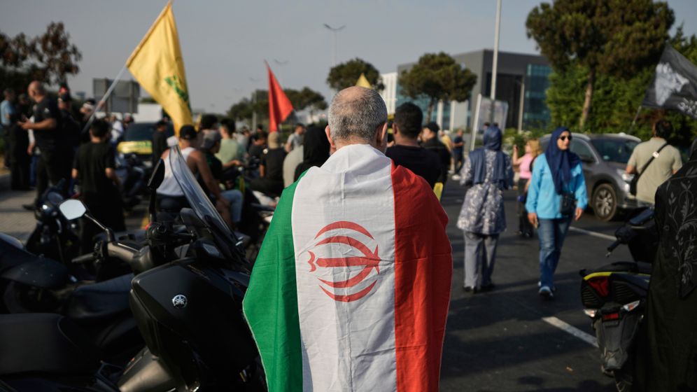 AP Photo/Bilal Hussein דגל איראן, ארכיון