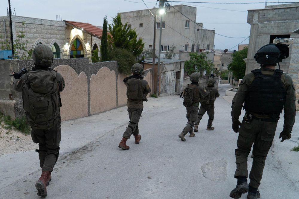 Des soldats israéliens mènent des opérations antiterroristes en Cisjordanie, le 13 avril 2022.