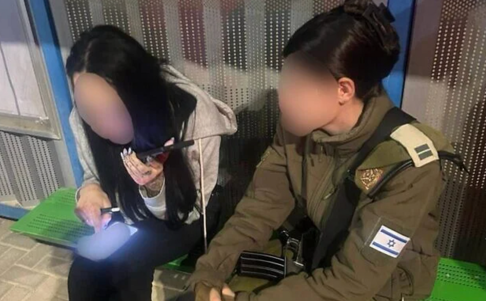 Une Israélienne évacuée de la ville de Jéricho, en Judée-Samarie, est photographiée aux côtés d'un officier de l'administration civile, le 19 décembre 2025. 