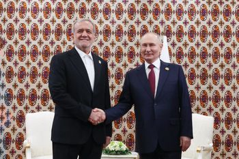 Le président iranien Massoud Pezeshkian et son homologue russe Vladimir Poutine