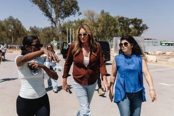 Caitlyn Jenner visite le complexe de Nuba, le kibboutz Be'eri et le mémorial des véhicules calcinés à Tkuma, jeudi 12 juin 2025
