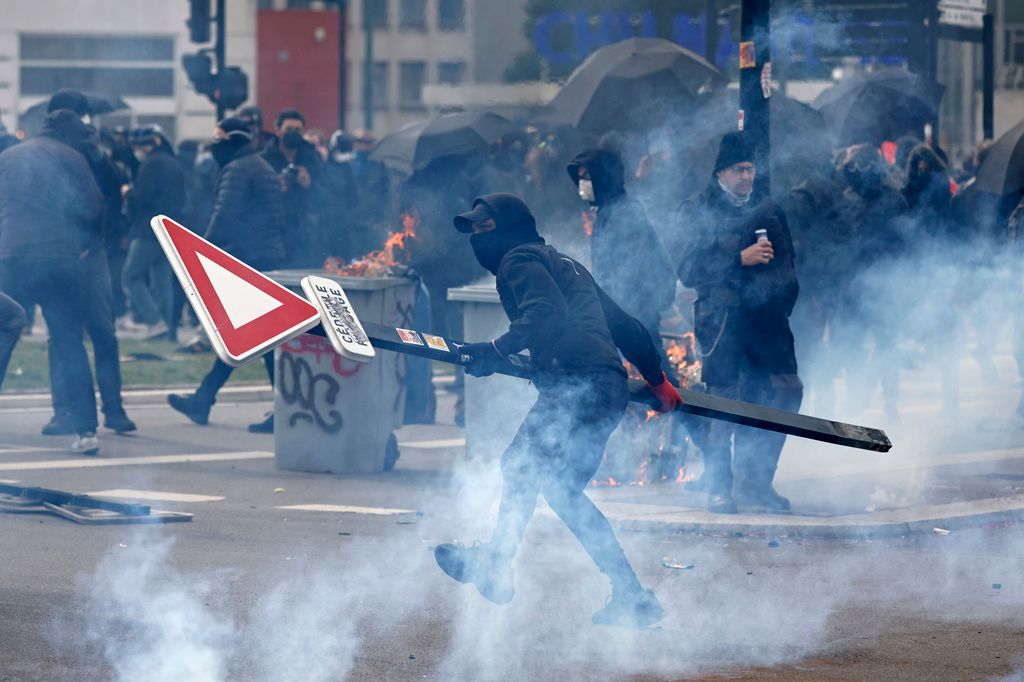 De nouveaux affrontements éclatent en France avec près de 740 000 manifestants pour les retraites