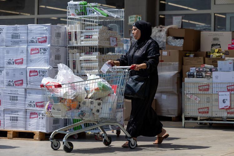 امرأة عربية بعد خروجها من أحد متاجر تسوق الأغذية