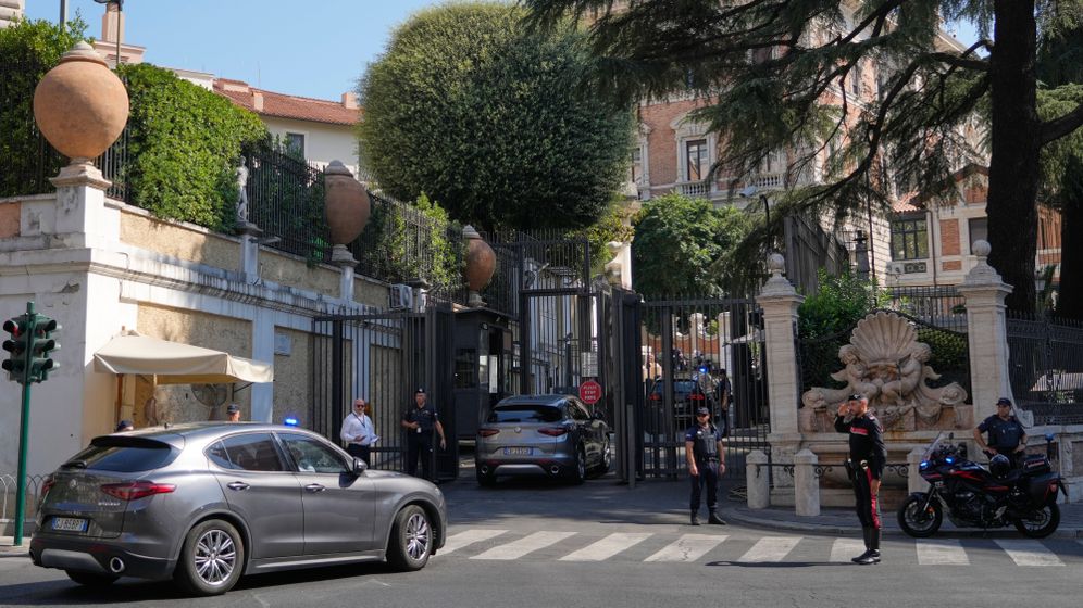 AP Photo/Gregorio Borgia Un cortège de voitures arrive à l'ambassade des États-Unis à Rome, en Italie, où ont lieu des pourparlers entre Israël et le Liban, le 04.8.2026