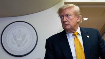 Le président américain Donald Trump s'entretient avec des journalistes à bord d'Air Force One après avoir atterri à la base aérienne américaine de la RAF Mildenhall, dans le Suffolk, dans l'est de l'Angleterre, le 8 juillet 2026
