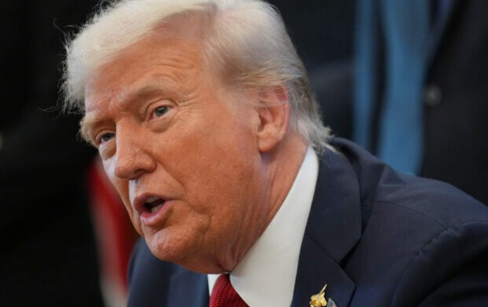 Le président américain Donald Trump s’adresse aux journalistes avant de signer un décret présidentiel dans le Bureau ovale de la Maison-Blanche, le 6 octobre 2025 à Washington. 