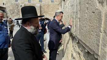 Une délégation politique de haut rang venue de Roumanie s’est rendue ce mercredi matin au Mur occidental.