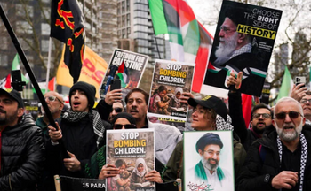 Des manifestants soutenant le régime iranien brandissent des drapeaux et des pancartes lors d’un rassemblement anti-israélien à l’occasion de la journée d’al-Qods à Londres, en Angleterre, le 15 mars 2026.