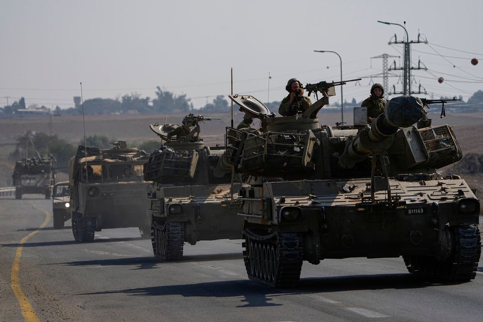 Des véhicules blindés de transport de troupes et des chars israéliens se dirigent vers la frontière de la bande de Gaza, dans le sud d'Israël, mercredi 1er novembre 2023.