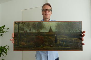 Le détective d'art Arthur Brand avec le tableau de Van Gogh volé lors d'un braquage et qu'il a réussi à retrouver