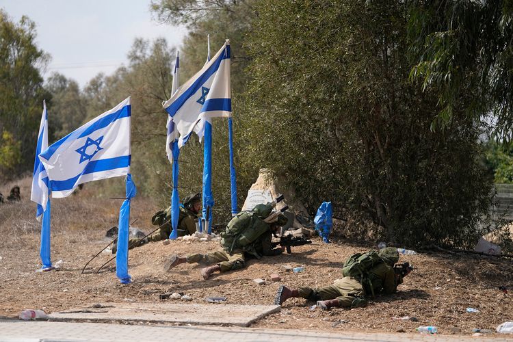 Des soldats israéliens prennent position dans le kibboutz Kfar Azza le mardi 10 octobre 2023. Des militants du Hamas ont envahi Kfar Azza samedi, où de nombreux Israéliens ont été tués et faits prisonniers.