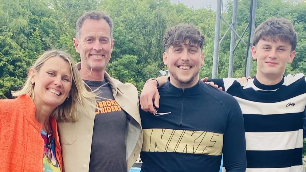 Capture d'écran X Lindsay and Craig Foreman with their sons, Joe and Toby Bennett.