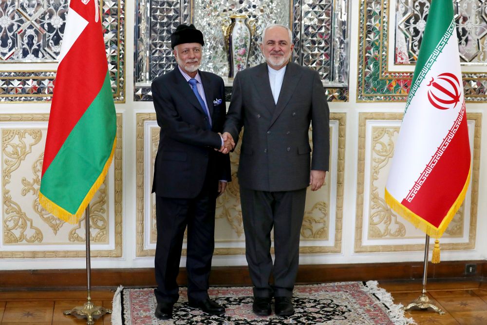 Le ministre iranien des Affaires étrangères Mohammad Javad Zarif, et son homologue omanais Youssef ben Alaoui, à Téhéran, le lundi 2 décembre 2019