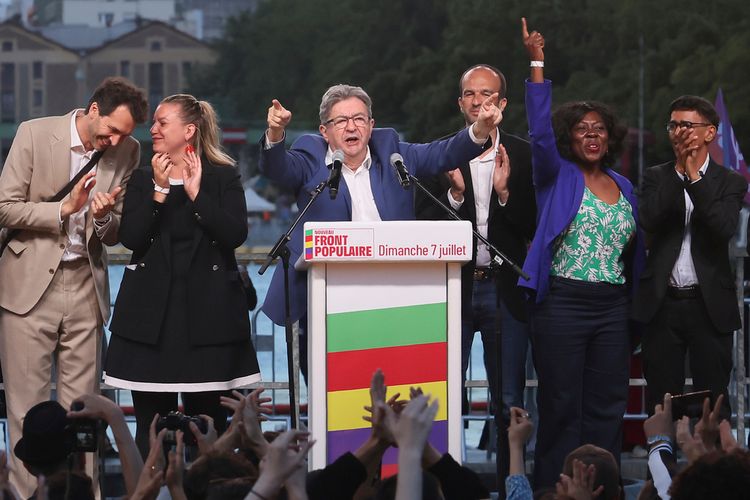 Jean-Luc Mélenchon célèbre la victoire du Nouveau Front populaire le 7 juillet