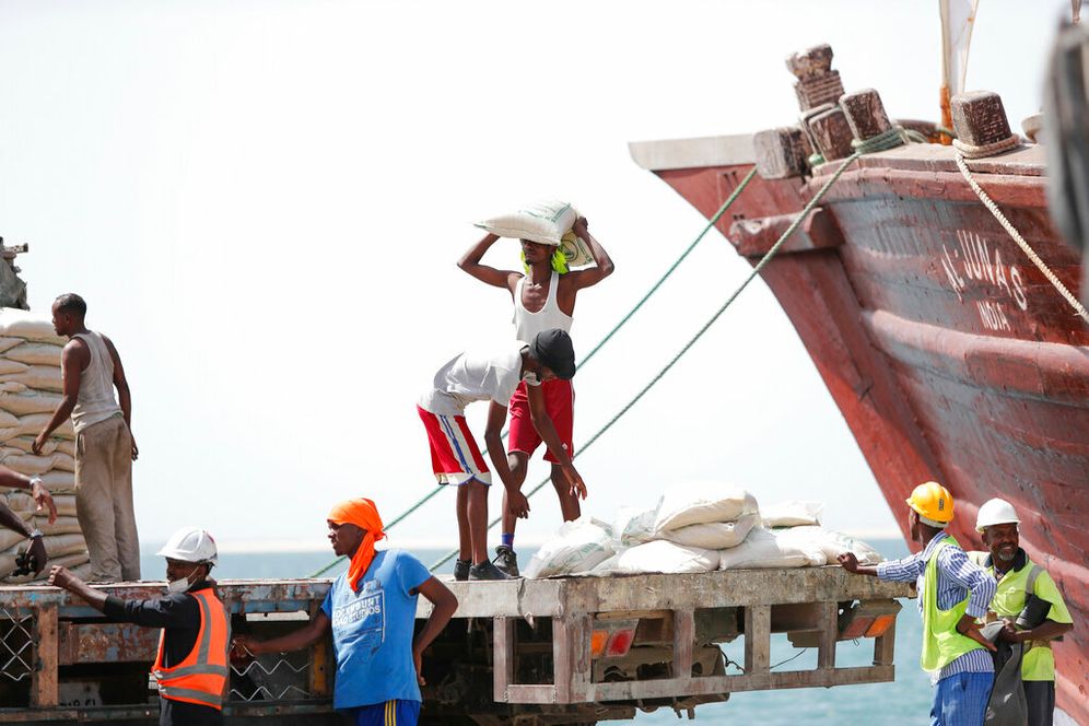 عمال يقومون بتفريغ البضائع من سفينة راسية في ميناء بربرة البحري في أرض الصومال، وهي منطقة انفصالية عن الصومال، الخميس 10 فبراير 2022.