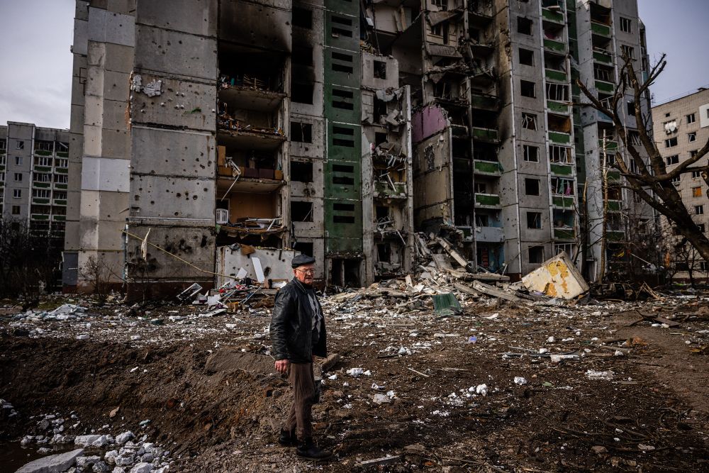 Un immeuble résidentiel endommagé après un bombardement dans la ville de Tchernihiv le 4 mars 2022