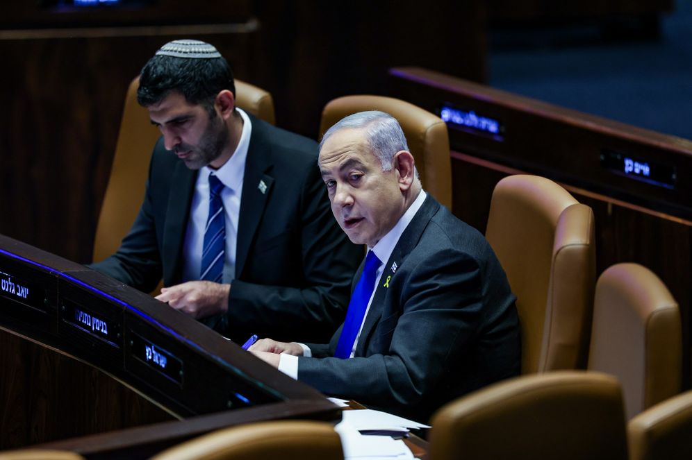 יונתן זינדל/ פלאש 90 ראש הממשלה בנימין נתניהו וחה"כ עמיחי שיקלי בדיון ה-40