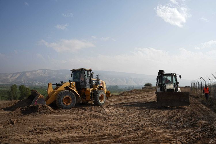 Israel begins construction of major eastern border security barrier