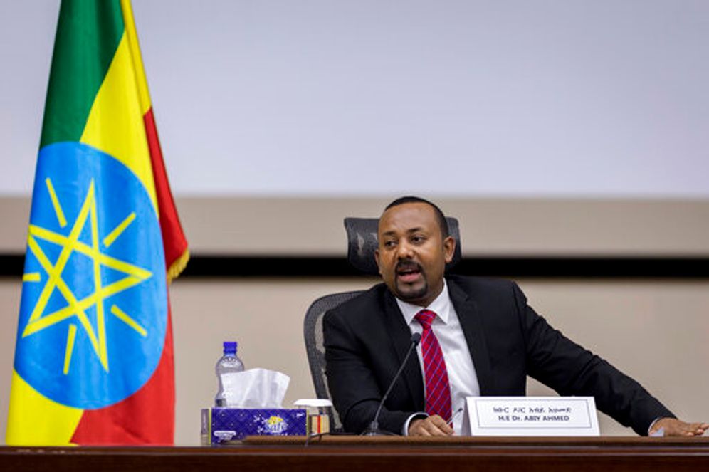 (AP Photo/Mulugeta Ayene, FILE) رئيس الوزراء الإثيوبي آبي أحمد على أسئلة أعضاء البرلمان في مكتب رئيس الوزراء في العاصمة أديس أبابا بإثيوبيا. يوم الإثنين 30 نوفمبر / تشرين الثاني 2020