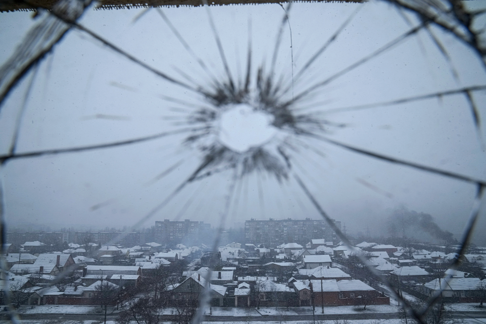 Une vitre brisée dans un hôpital de la ville de Marioupol en Ukraine, le 3 mars 2022