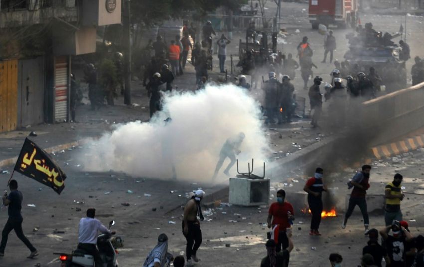 La police irakienne tire des gaz lacrymogènes pour disperser les manifestants à Bagdad, le 2 octobre 2019