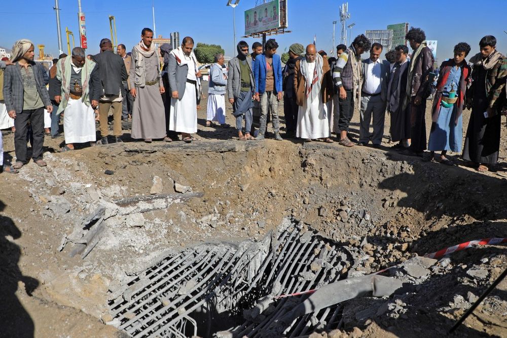 Des Yéménites inspectent un cratère à la suite d'une frappe aérienne signalée par la coalition dirigée par l'Arabie saoudite