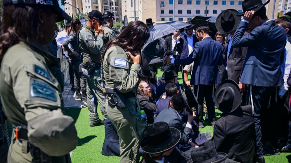 Avshalom Sassoni/Flash90 Des juifs orthodoxes manifestent contre leur conscription devant le centre de recrutement de Tsahal à Tel Hashomer, le 15 juillet 2026