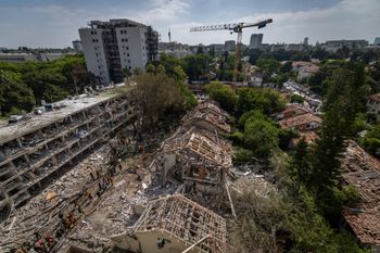 مشهد من الهجوم الصاروخي الإيراني في وسط إسرائيل، صباح اليوم، 22 يونيو 2025