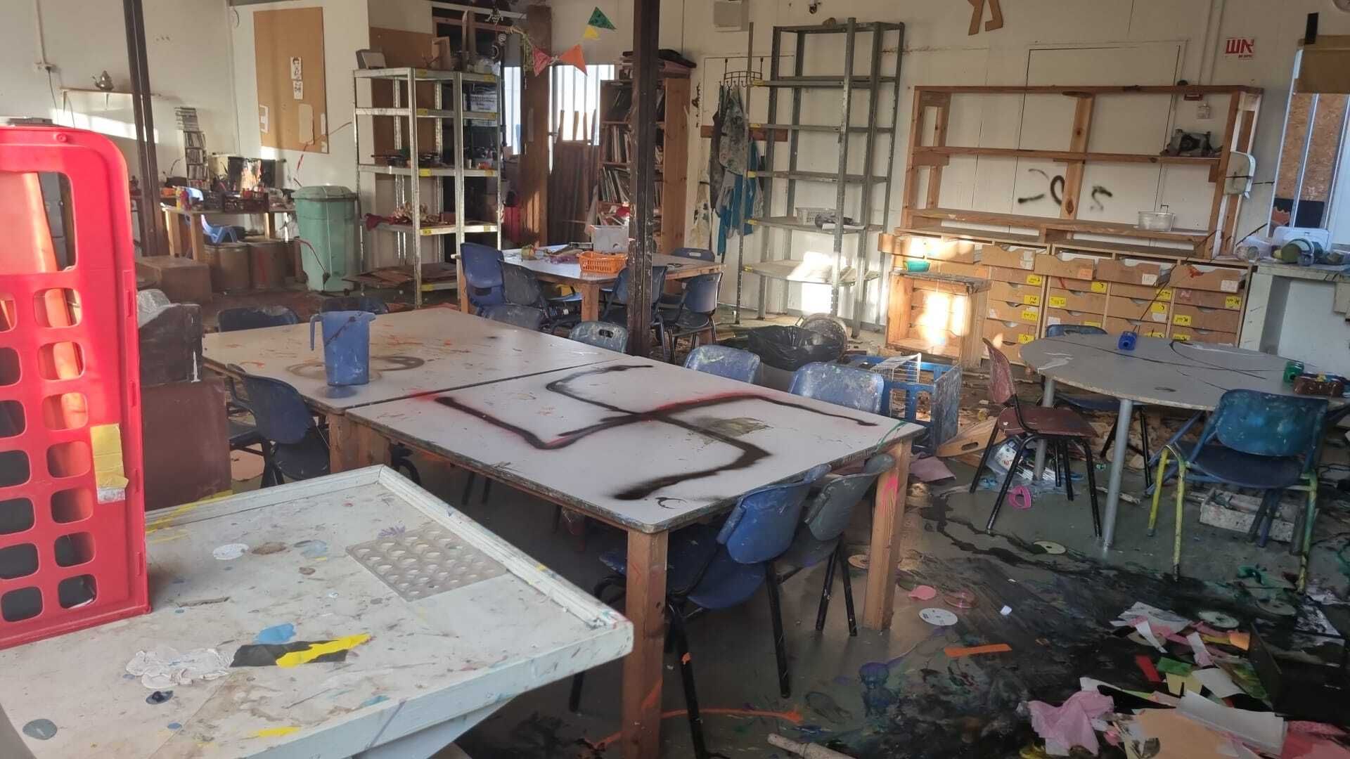 Pardes Hanna : des croix gammées découvertes dans une salle de classe après des actes de vandalisme