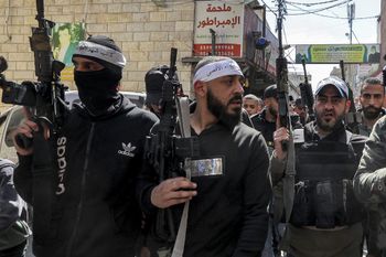Des hommes armés palestiniens défilent lors des funérailles d'Abdel Fatah Hussein Khroushah à Naplouse, le 8 mars 2023.