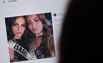 Miss Irak, Sarah Idan, et Miss Israël, Adar Gandelsman, font un selfie lors du concours Miss Univers 2017
