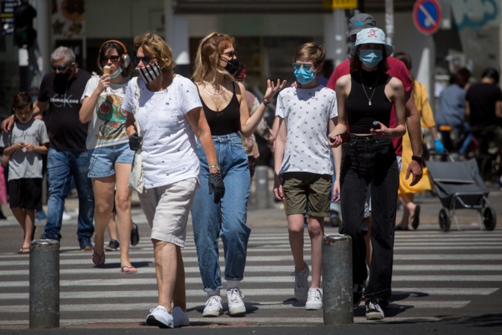 Des gens portent des masques dans les rues de Tel Aviv, le 08 mai 2020