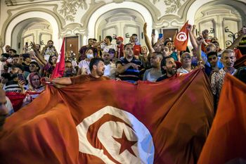 Les Tunisiens célèbrent un vote en faveur de la nouvelle Constitution, à Tunis, le 25 juillet 2022