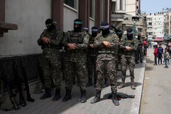 Des terroristes masqués des Brigades Izzedine al-Qassam,