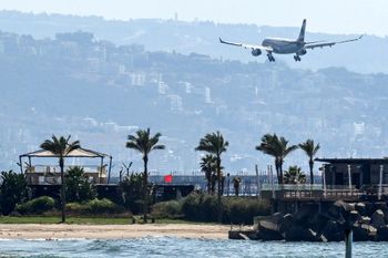 Un avion de la Middle East Airlines (MEA) s'apprête à atterrir à l'aéroport international de Beyrouth le 3 octobre 2024