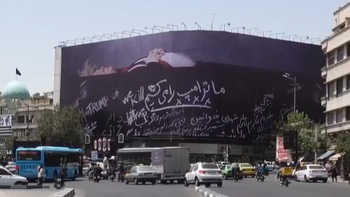 Une immense affiche représentant Donald Trump allongé dans un cercueil avec l'inscription "Nous tuerons Trump", à Téhéran, Iran , le 15.07.2026