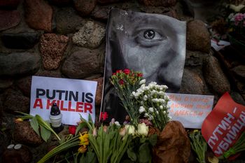 Une photo d'Alexei Navalny parmi des fleurs et des bougies au monument aux victimes de l'occupation soviétique à Vilnius, en Lituanie, le samedi 17 février 2024
